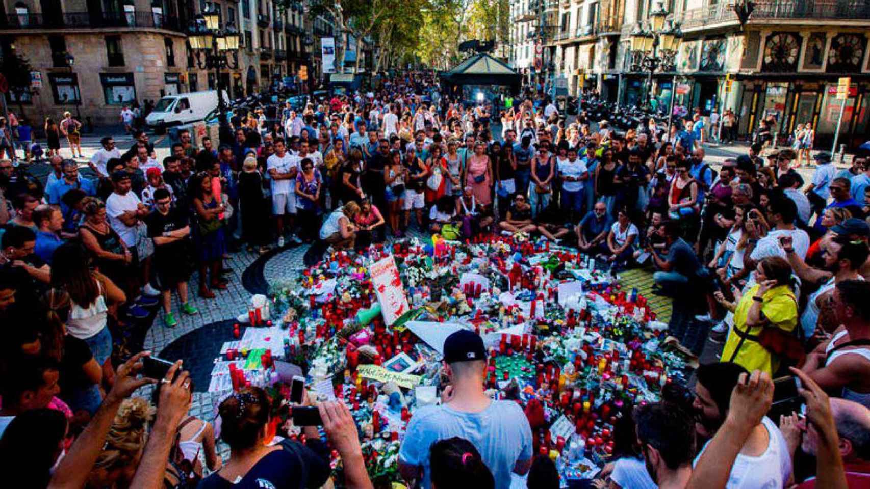 Homenaje en Las Ramblas en el primer aniversario de los atentados del 17A / EFE