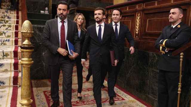 Los diputados del PP Guillermo Mariscal (i) y Pablo Casado entran al Congreso en la sesión de investidura, seguidos de Cayetana Álvarez de Toledo y Teodoro García Egea / EUROPA PRESS