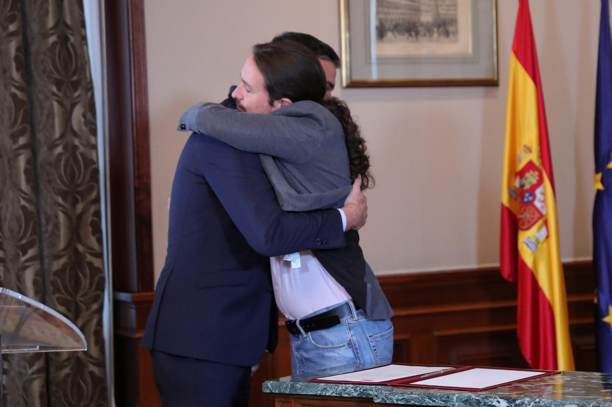 Pablo Iglesias y Pedro Sánchez sellan con un abrazo el acuerdo de Gobierno / EUROPA PRESS