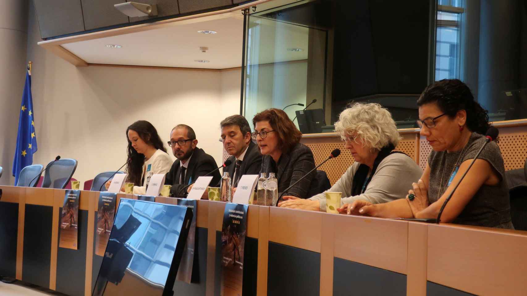 Conferencia de asociaciones constitucionalistas en la Eurocámara denunciando la deslealtad institucional y la violencia política en Cataluña / EFE
