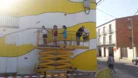Utilizan a un grupo de menores para pintar un mural del 1-O