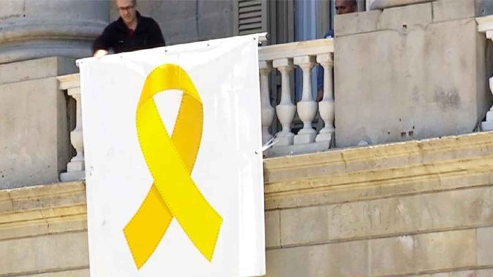 El lazo amarillo, colgado de nuevo en la fachada del Ayuntamiento de Barcelona / BTV