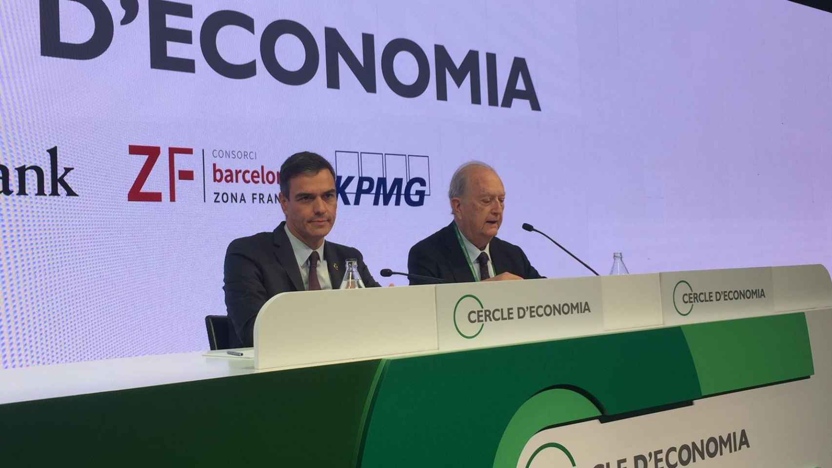 El presidente del Gobierno, Pedro Sánchez, en las jornadas económicas del Círculo de Economía, junto a Juan José Brugera /CG