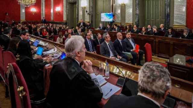 Oriol Junqueras, Raül Romeva, Jordi Turull, Josep Rull y Jordi Sànchez junto a sus compañeros encausados y presos en el Tribunal Supremo / EFE