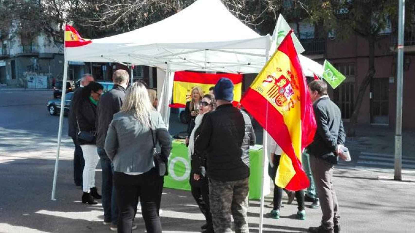 Imagen de una carpa de Vox en Mataró (Barcelona), donde el partido ha cesado al coordinador que hurgó en datos médicos / CG