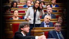 Inés Arrimadas se dirige a Carles Puigdemont en el Parlament en una imagen de archivo / EFE