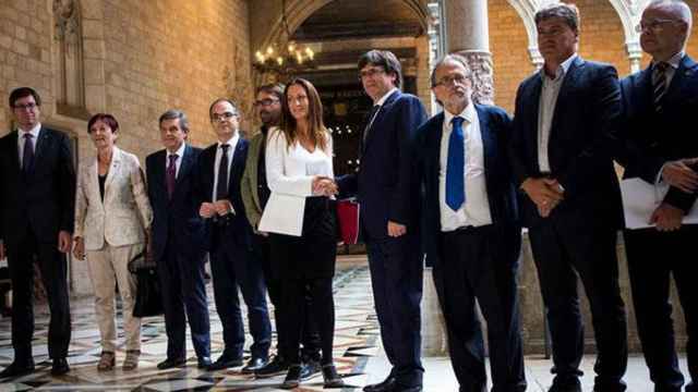 La decana del Colegio de Abogados de Barcelona, Maria Eugènia Gay, saluda a Carles Puigdemont, en una reunión de la comisión de mediación / EFE