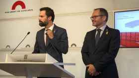 El presidente del Parlament y dirigente de ERC Roger Torrent (i) y el vicepresidente de la Mesa, Josep Costa (d), miembro de JxcAT/ CG