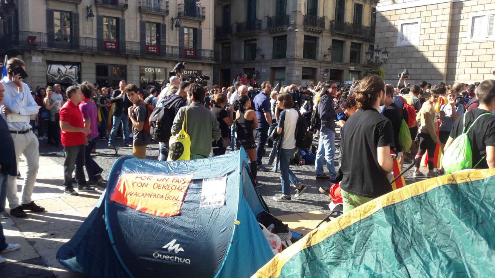 Acampada independentista en Barcelona en la Plaza Sant Jaume / TWITTER @LAGARDER81