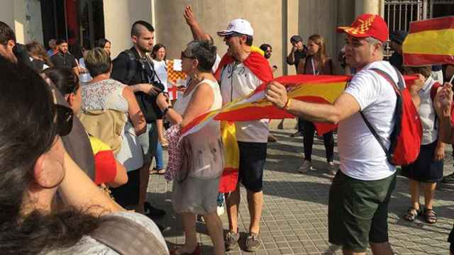 Independentistas y constitucionalistas han protagonizado una bronca por la colocación de una pancarta en la que se rechaza la presencia del Rey / TWITTER