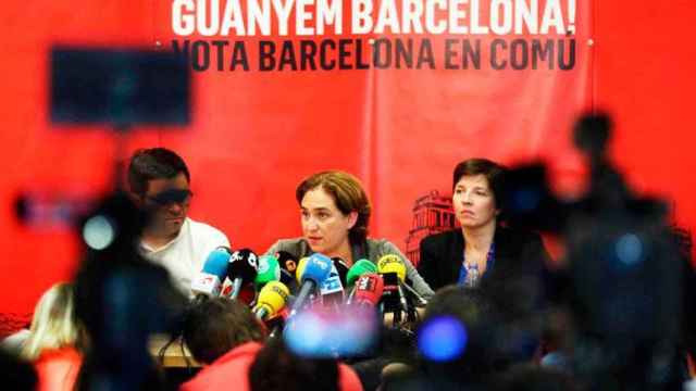 Ada Colau, alcaldesa de Barcelona (c), con los tenientes de alcalde Gerardo Pisarello (i) y Laia Ortiz (d) / EFE