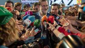 El presidente del Gobierno, Mariano Rajoy (c), acompañado del líder del PP andaluz, Juanma Moreno (d), atiende a los medios de comunicación momentos antes de ofrecer unas declaraciones durante la Convención Nacional del PP que se celebra este sábado en Se