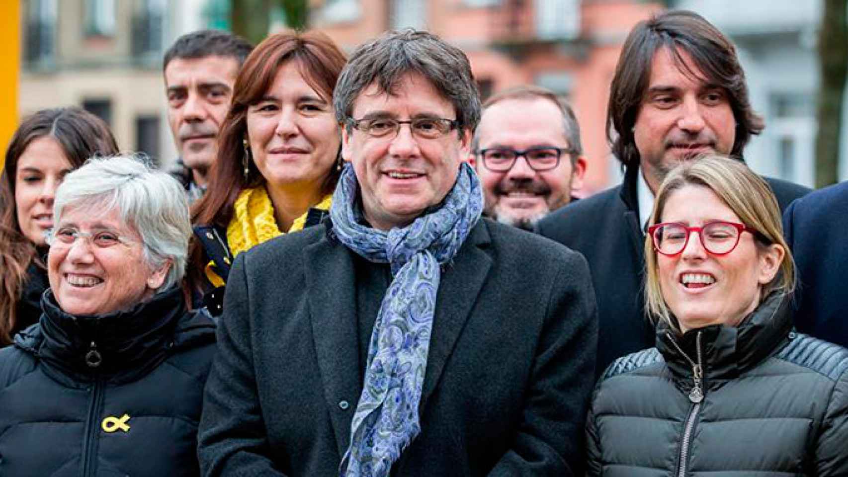 El expresidente catalán Carles Puigdemont (c) posa en una foto de familia junto a la directora de campaña de Junts per Catalunya (JxCat), Elsa Artadi (d), entre otros, en Bruselas / EFE