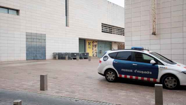Un coche de los Mossos d'Esquadra y vallas preparadas el domingo ante el Museo de Lleida para el traslado de las obras de Sijena / EFE