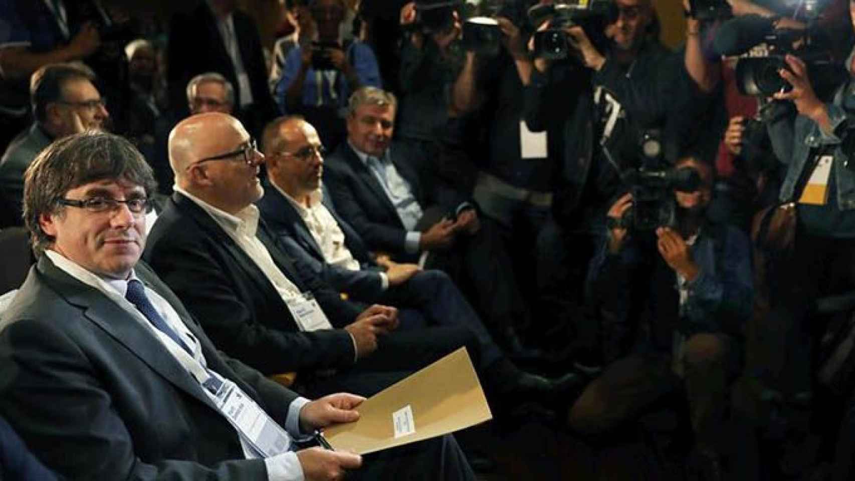 El presidente de la Generalitat, Carles Puigdemont (i) al inicio de la reunión extraordinaria del 'consell nacional' del PDeCAT / EFE