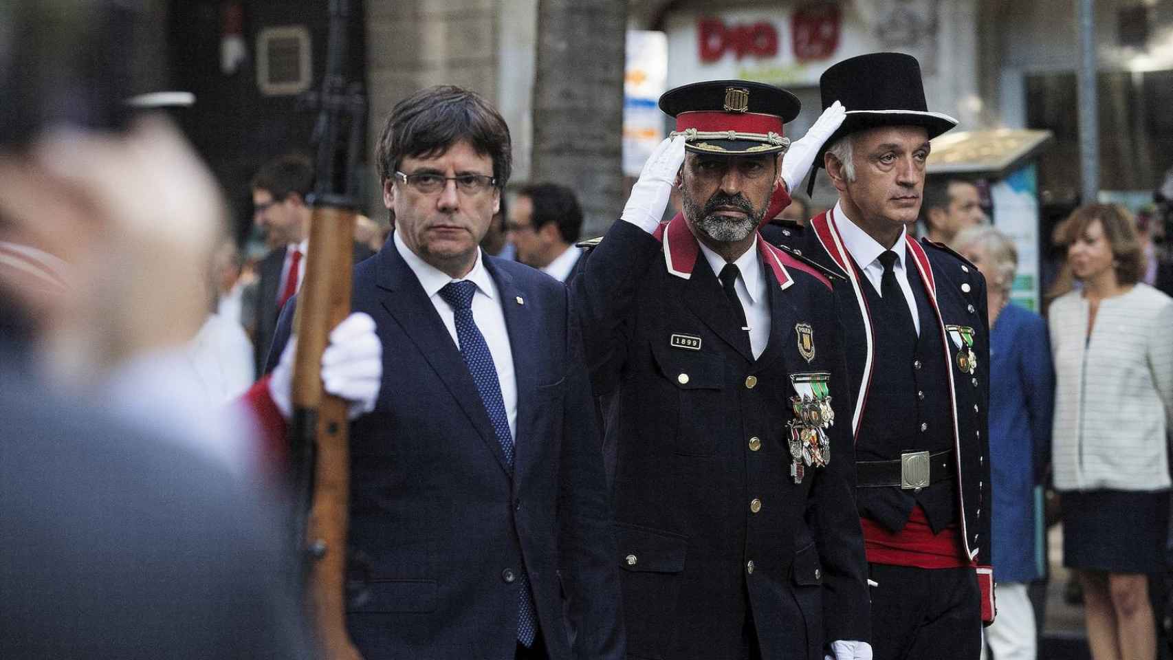 Josep Lluís Trapero, en el centro de la imagen, junto a Carles Puigdemont el pasado 11 de septiembre / EFE