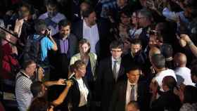 El presidente de la Generalitat, Carles Puigdemont (c, dcha), la presidenta del Parlament, Carme Forcadell (c, izq), y el líder de ERC, Oriol Junqueras (detrás) llegan al Tarraco Arena donde se celebra un acto unitario del independentismo / EFE