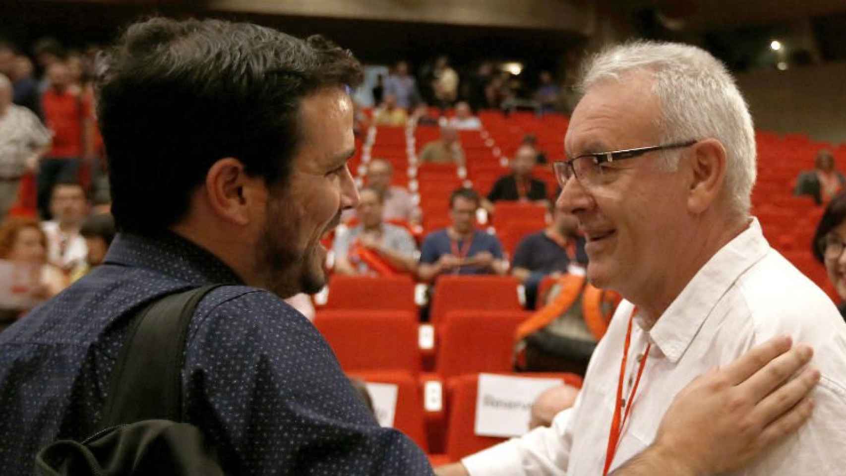 Alberto Garzón y Cayo Lara se dan la mano en la XI Asamblea Federal de IU del 4 de junio.