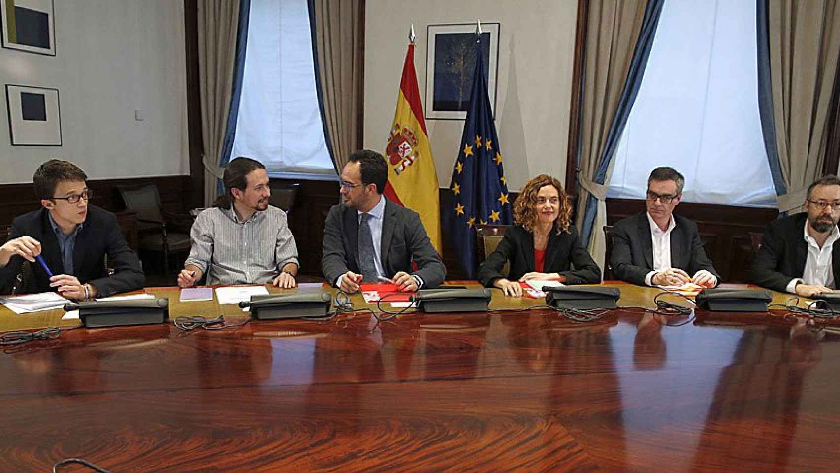 Los equipos negociadores de Podemos (Íñigo Errejón y Pablo Iglesias), PSOE (Antonio Hernando y Meritxell Batet) y Ciudadanos (José Manuel Villegas y Juan Carlos Girauta), en el Congreso.