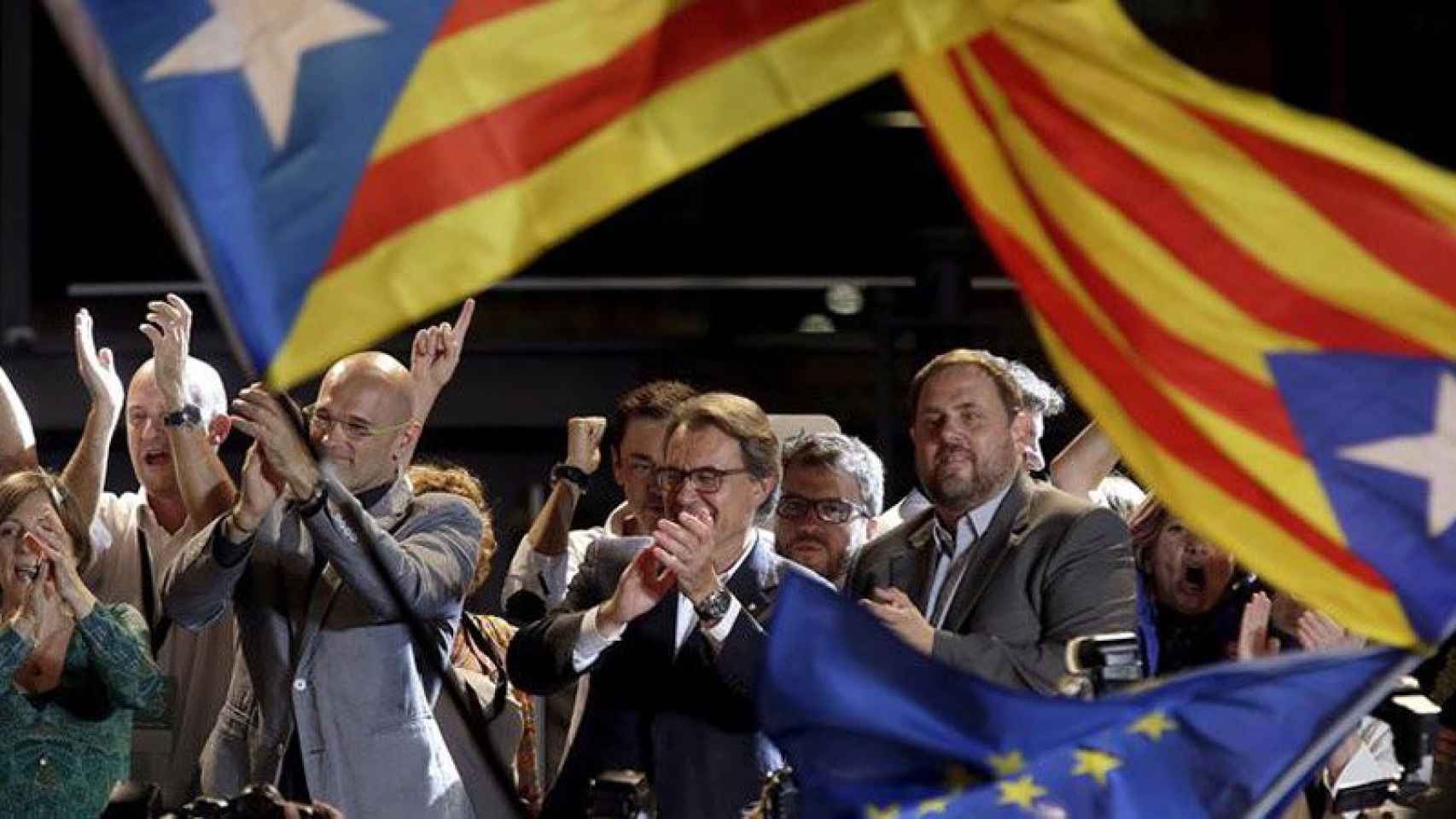 El presidente catalán, Artur Mas (centro), el cabeza de lista de Junts pel Sí, Raül Romeva (segundo izquierda), y el presidente de ERC, Oriol Junqueras (derecha)