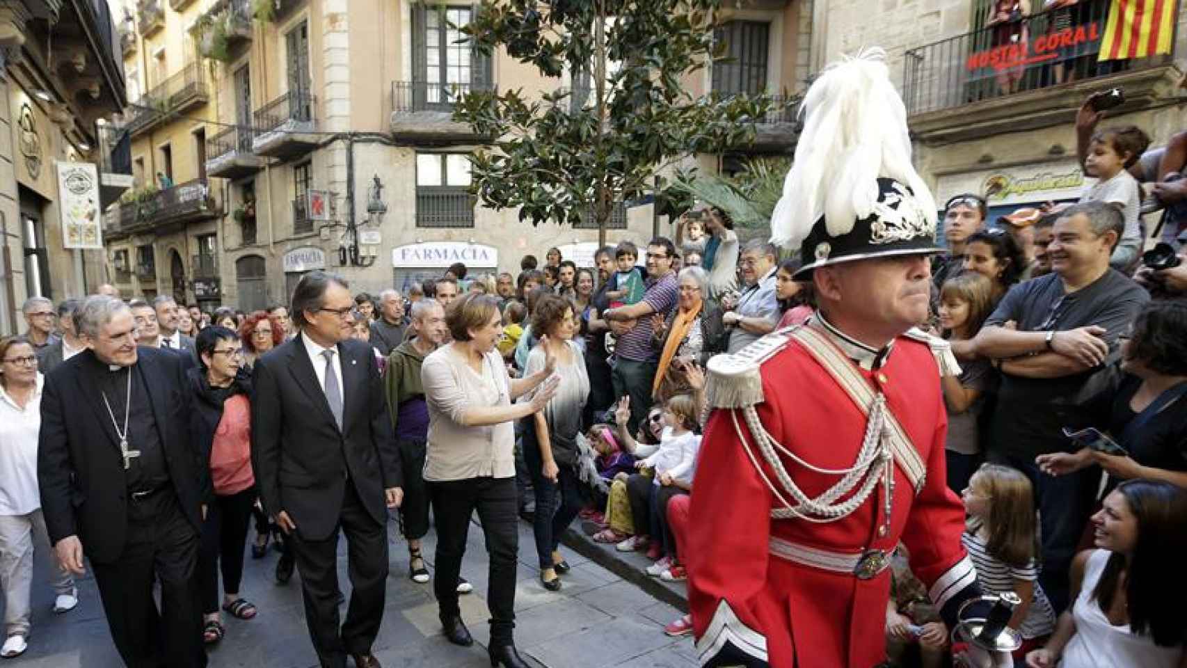 Martínez Sistach con Artur Mas y Ada Colau en el desfile posterior a la misa oficial de la fiesta de La Mercè.