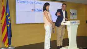 El secretario general de UDC, Ramon Espadaler, junto a la portavoz del partido, Montse Surroca, en rueda de prensa este miércoles.