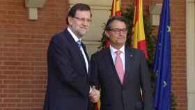 Los presidentes del Gobierno, Mariano Rajoy, y de la Generalidad, Artur Mas, a la puerta de La Moncloa