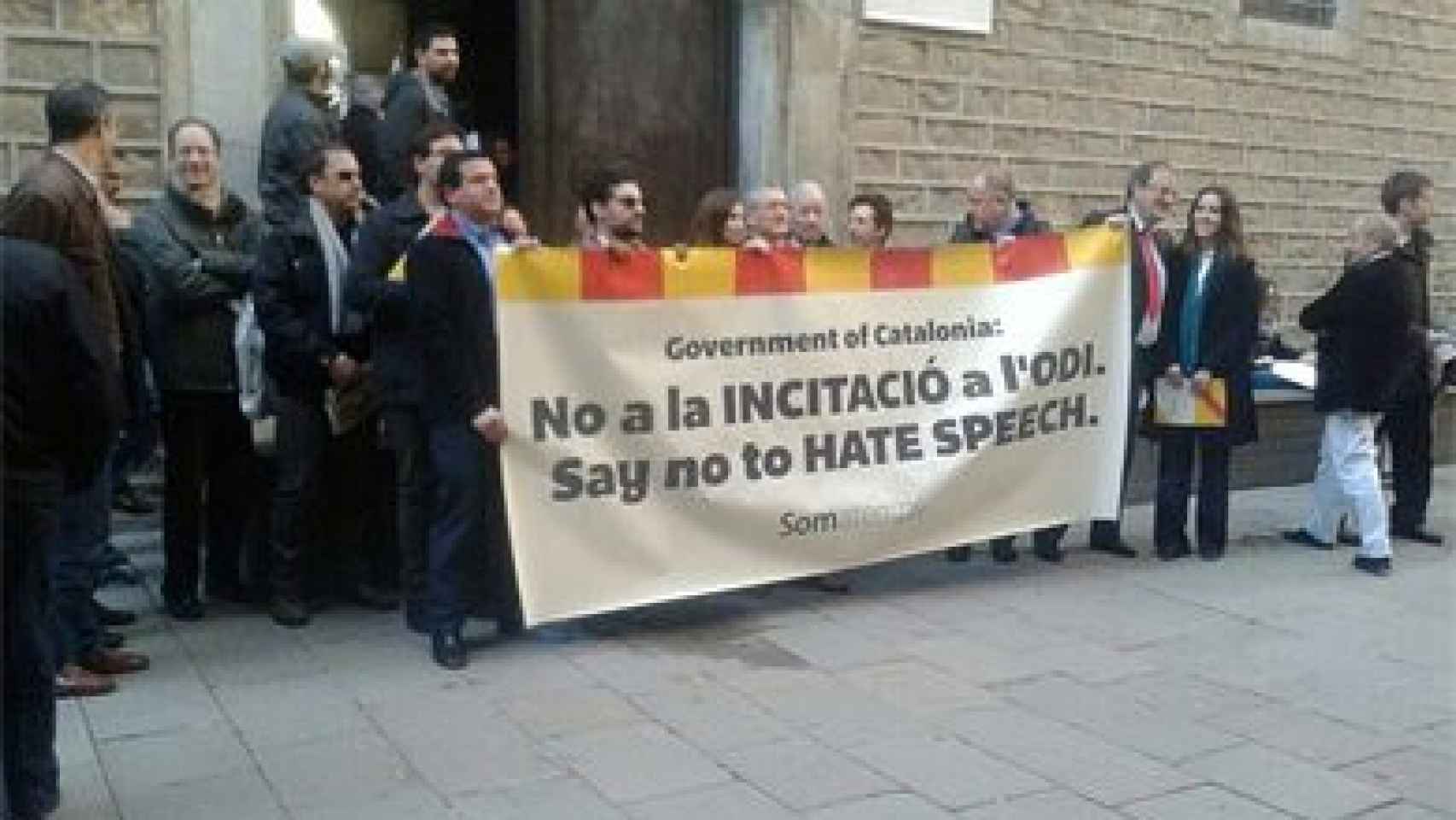 Miembros de Somatemps, a las puertas del IEC para protestar por el simposio España contra Cataluña