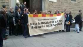 Miembros de Somatemps, a las puertas del IEC para protestar por el simposio España contra Cataluña