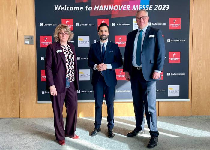 La delegada de Hannover Messe Iberia, Maritz Jantzen, el 'conseller' de Empresa y Trebajo, Roger Torrent, y el vicepresidente de la Hannover Messe, Christian Pfeiffer