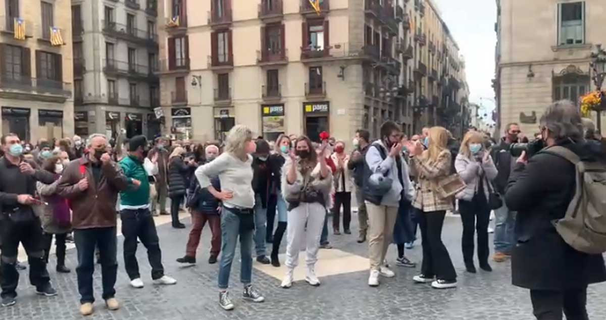 Protesta contra Ada Colau en la plaza Sant Jaume de Barcelona / METRÓPOLI ABIERTA