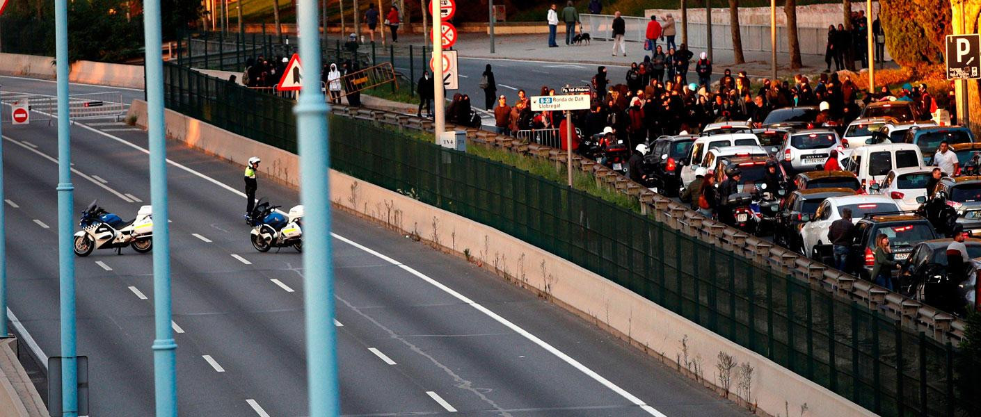 Una barricada de fuego corta la Ronda de Dalt de Barcelona este viernes / EFE