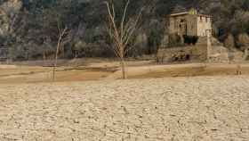 El pantano de La Baells, en el Berguedà, evidencia la sequía por la falta de lluvias de los últimos meses  / AIGÜES DE BARCELONA