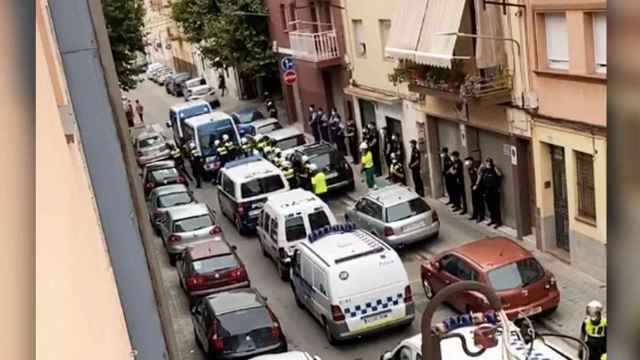 Los Mossos desalojan de un edificio de Mataró a varios okupas, víctimas de una mafia / CG
