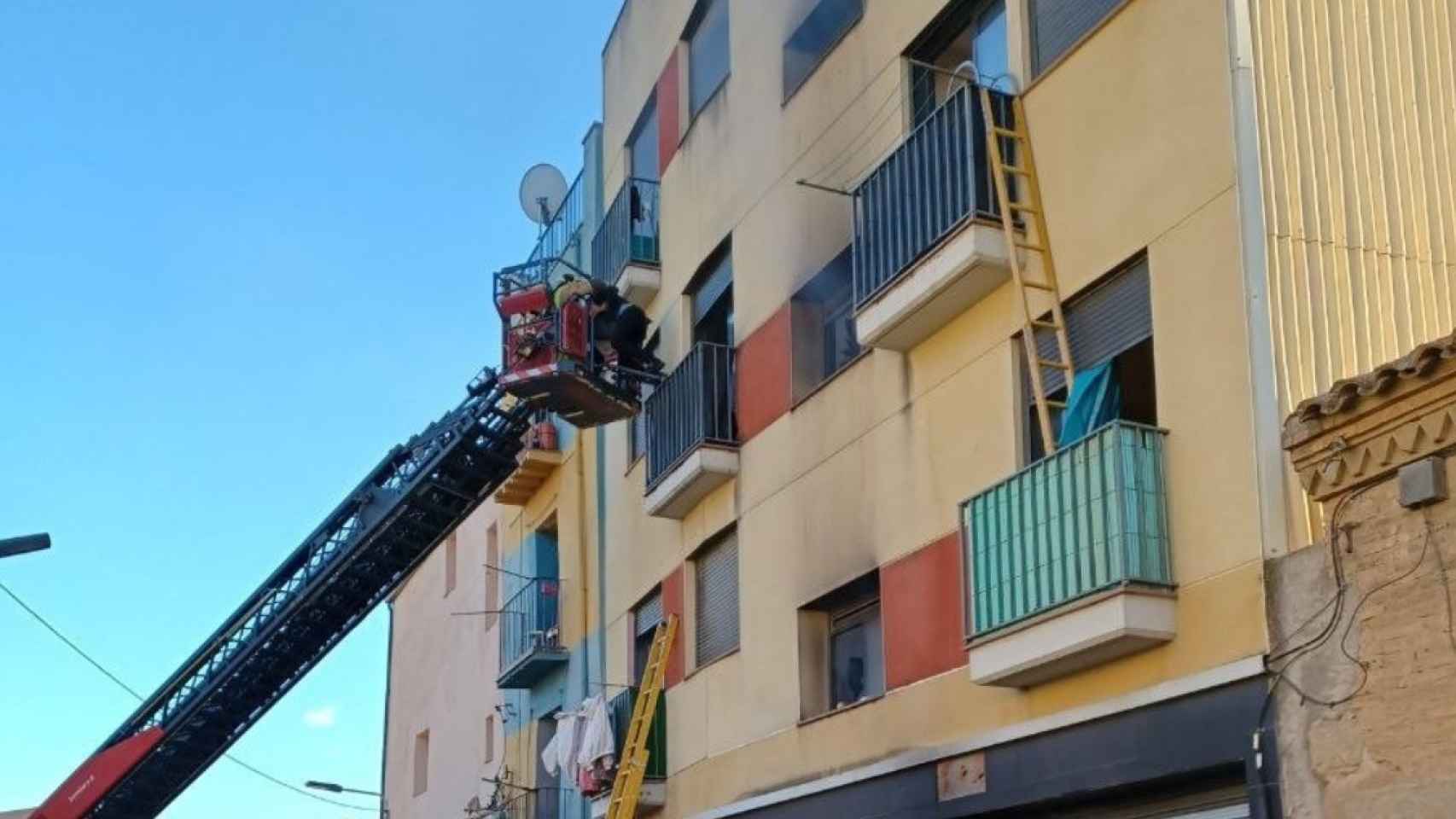 Los bomberos trabajan en un incendio en un edificio de Lleida / EP