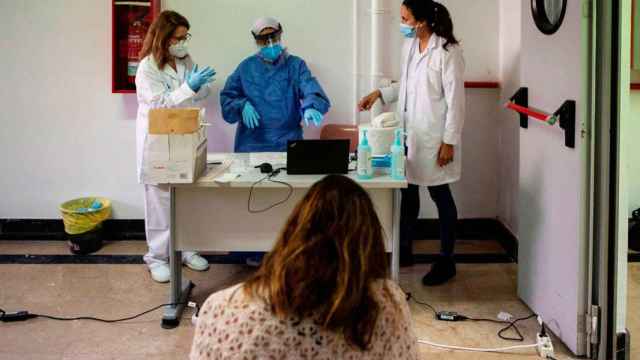 Imagen de sanitarios de atención primaria en un ambulatorio de Madrid / EFE