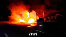 Incendio de un camión en la AP-7 a a altura de Vilobí d'Onyar, en Cataluña, la segunda comunidad autónoma con más muertos por incendio o explosión en 2021 / BOMBEROS DE LA GENERALITAT