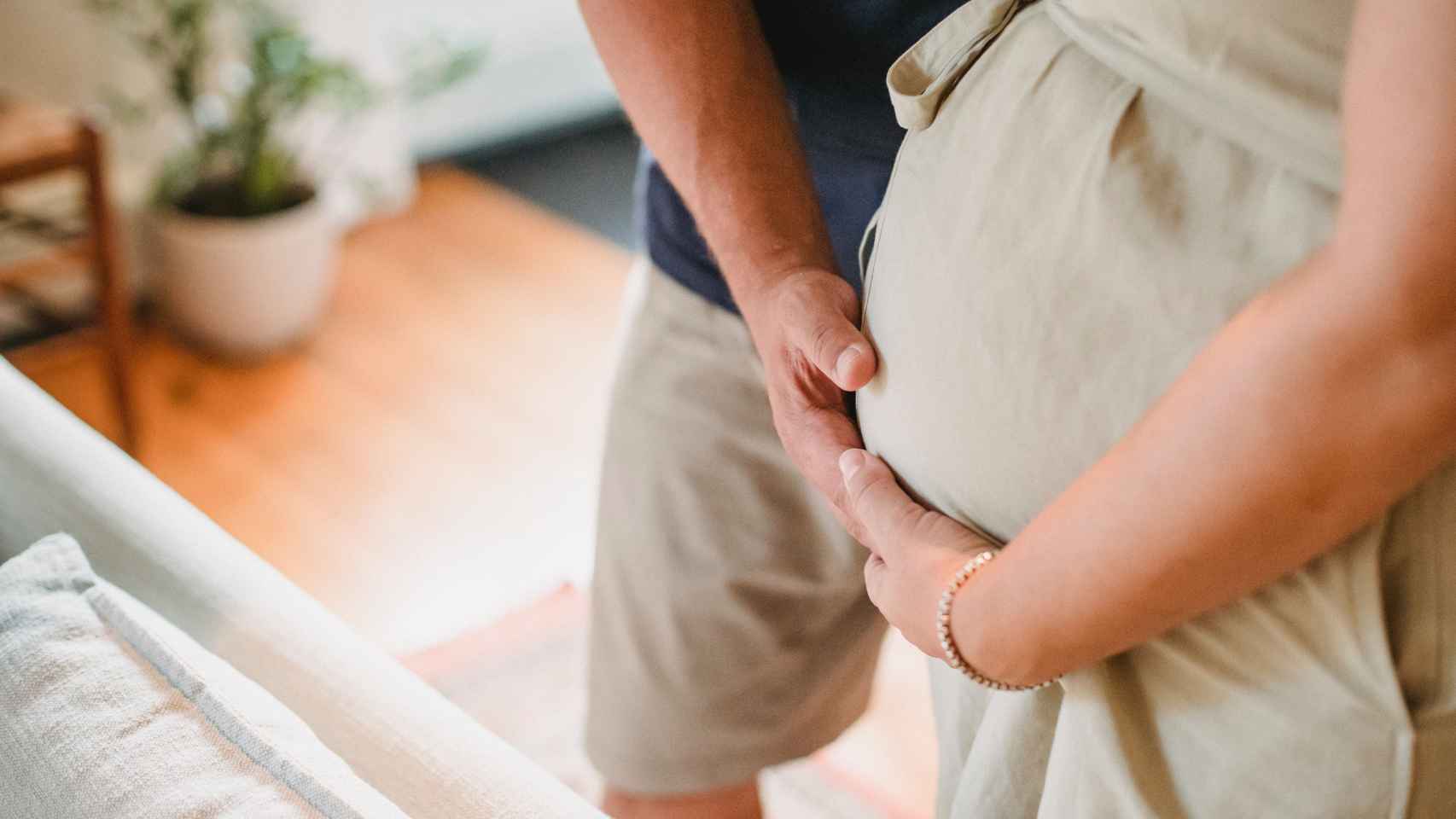 Un hombre y una mujer esperan un bebé. Baja de paternidad / PEXELS