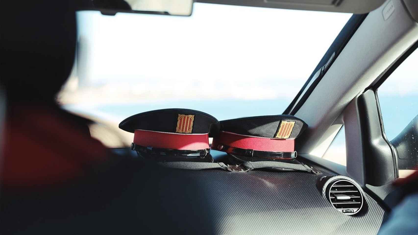 Dos gorras en un vehículo de Mossos d'Esquadra - MOSSOS D'ESQUADRA