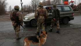 Militares ucranianos en la frontera del país / ATEF SAFADI - EPA