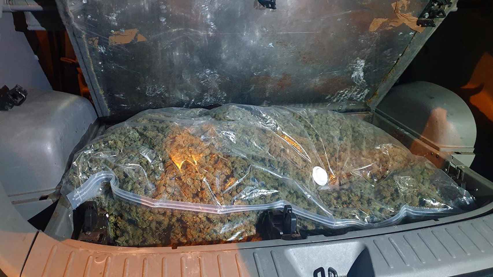 Marihuana interceptada por la Guardia Civil en el doble fondo de un maletero en La Jonquera (Girona) / GUARDIA CIVIL