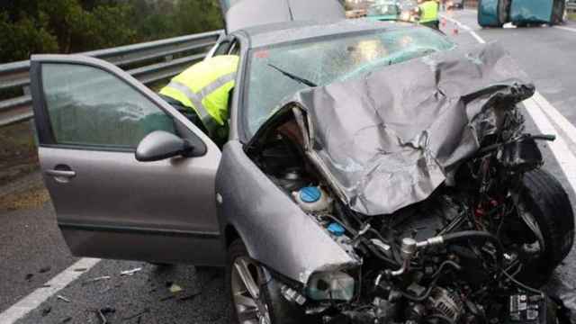 Un accidente de coche en el que el conductor ha sufrido importantes heridas / EFE