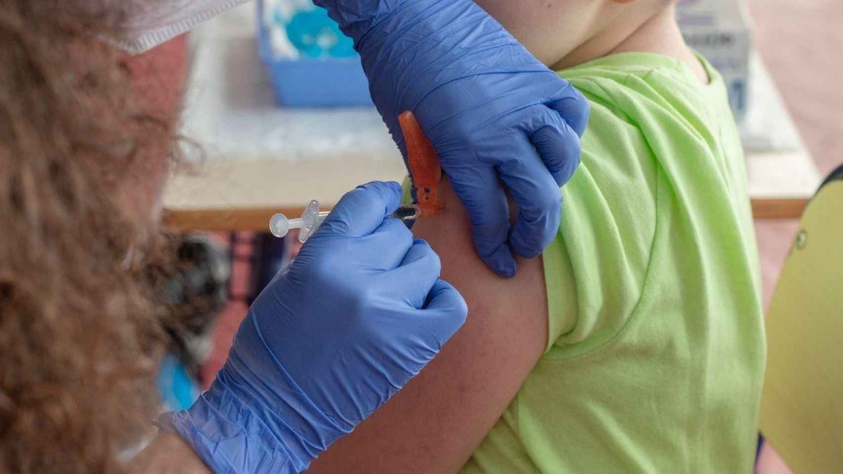 Una enfermera administra una dosis de la vacuna contra el Covid de Pfizer a un niño / Paco Poyato (EP)