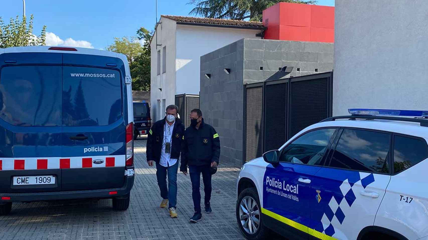 Los Mossos d'Esquadra salen de la comisaría de la Policía Local del Llinars del Vallès / CRÓNICA GLOBAL