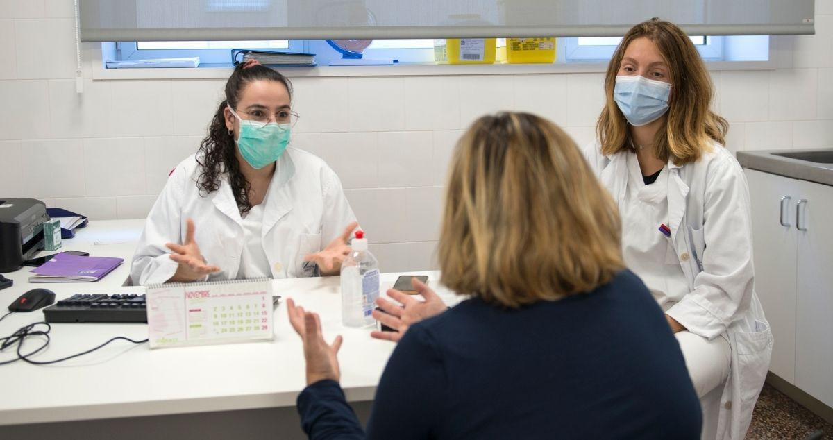 Dos trabajadoras sanitarias atienden a una paciente en un Centro de Atención Primaria (CAP) / Glòria Sánchez (EP)