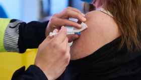 Un sanitario vacuna a una mujer con una dosis de Pfizer / EUROPA PRESS
