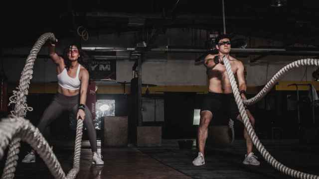 Un hombre y una mujer practicando Cross Training / PEXELS