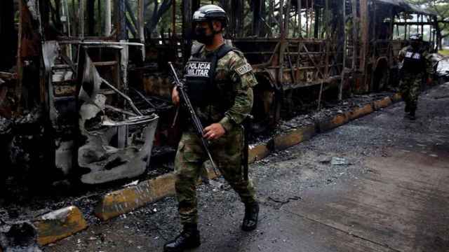 Un militar interviene durante las protestas de Colombia, en las que el ICAB denuncia que ha habido un exceso represivo / EFE