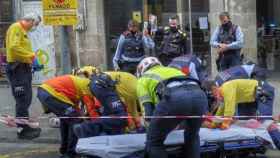 Sanitarios del SEM, mossos d'esquadra y agentes de la Guardia Urbana atienden a un hombre apuñalado en la calle Consolat del Mar de Barcelona / INSTAGRAM