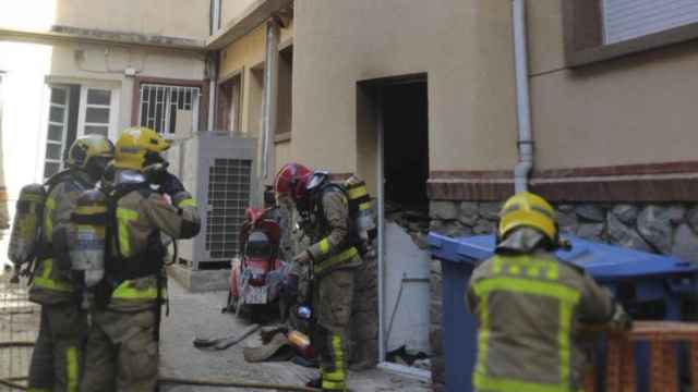 Bomberos aseguran el edifico en el que se ha producido la explosión / BOMBERS